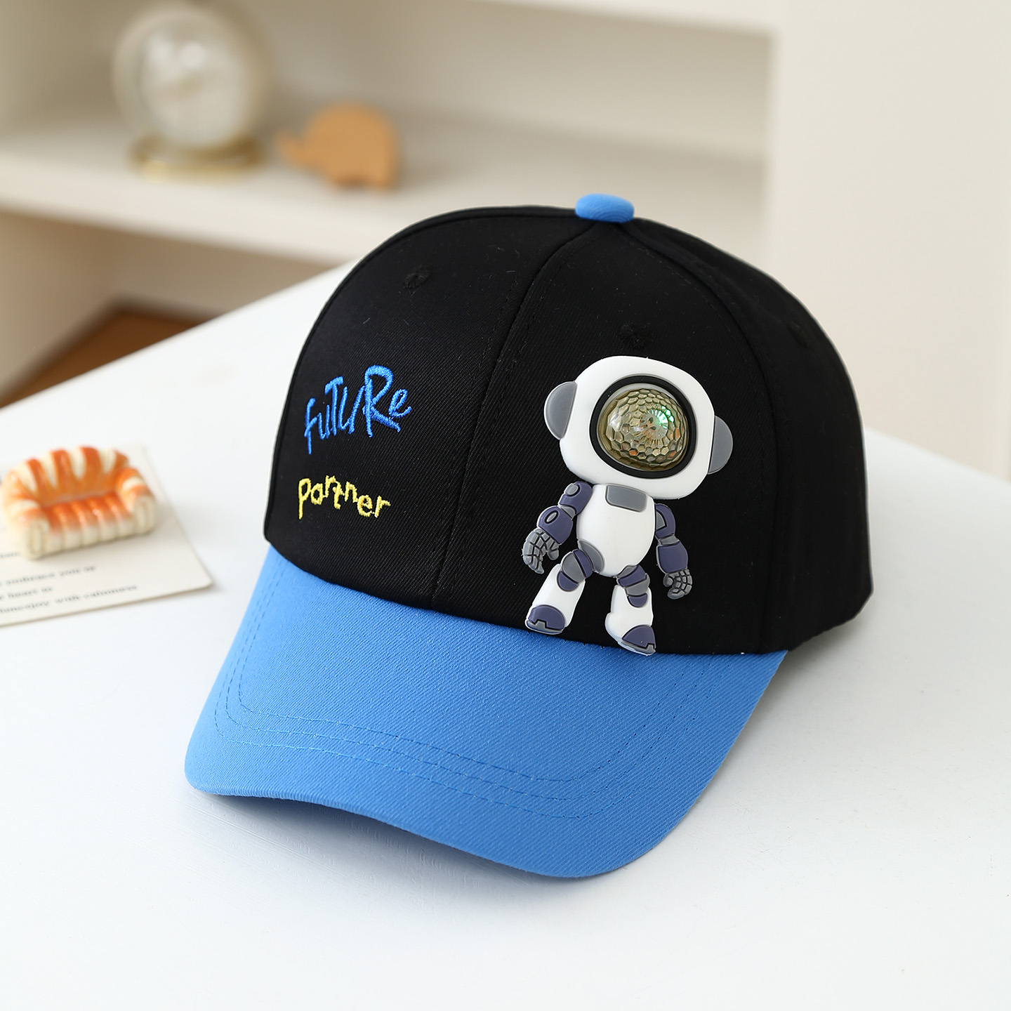 Embroidery Cap - Muñeco Robot de Goma Suave para
